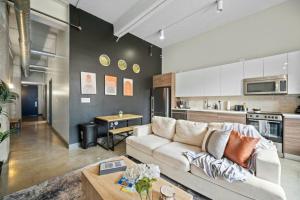 Modern City Stay with Pool, Gym and Valet Parking