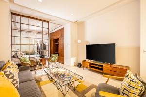 Chic Oceanfront Studio Loft Unique Art and Views