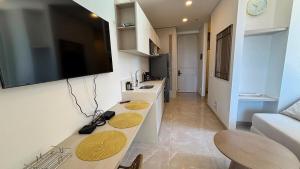 Apartamento Con Balcón y Vista Lateral Al Mar