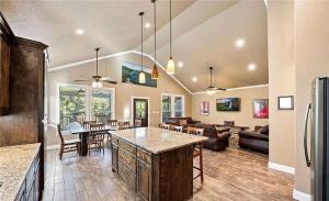 River Road Villa #3 Perfect Riverfront Retreat RR 198