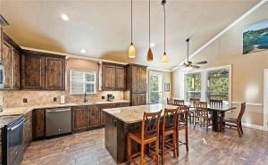 River Road Villa #3 Perfect Riverfront Retreat RR 198