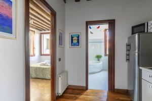 Modern Apt, Full Kitchen & Big Bathroom with Tub