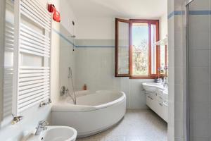 Modern Apt, Full Kitchen & Big Bathroom with Tub