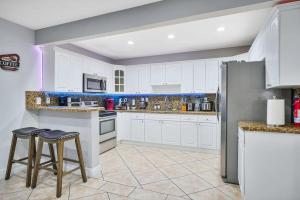 Escape GameRoom, BAR, BBQ, Spacious,KING Bed,Luxury mattresses, Near Beach, 6 blocks away from Bars, Nite Clubs, Res, Shops