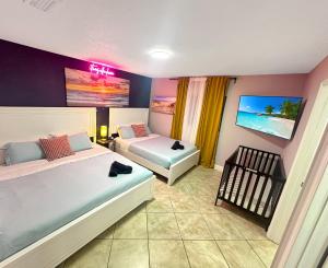 Escape GameRoom, BAR, BBQ, Spacious,KING Bed,Luxury mattresses, Near Beach, 6 blocks away from Bars, Nite Clubs, Res, Shops