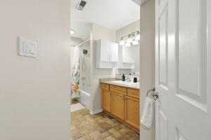 Cozy 1BR, Parking, WiFi and Close toAmenities