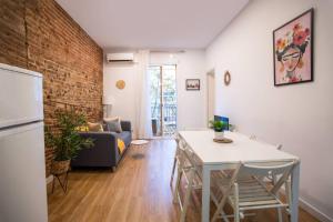 2sic1033 - Bright flat near Sagrada Familia