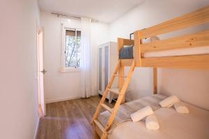 2sic1033 - Bright flat near Sagrada Familia