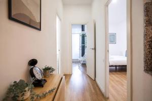 2sic1033 - Bright flat near Sagrada Familia