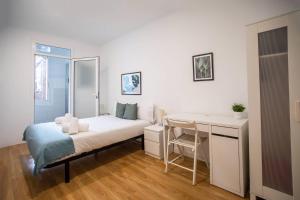 2sic1033 - Bright flat near Sagrada Familia