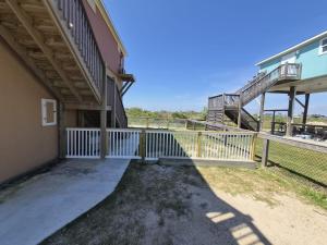 Crabby Cove, Gulf, Bay & ICW Views, Walk to Beach, Fully Side Fenced Yard, Pets OK, Bird Watching, Sleeps 5, Bolivar Peninsula