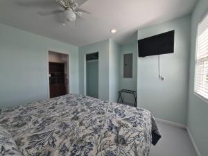Crabby Cove, Gulf, Bay & ICW Views, Walk to Beach, Fully Side Fenced Yard, Pets OK, Bird Watching, Sleeps 5, Bolivar Peninsula