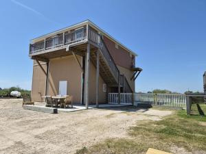 Crabby Cove, Gulf, Bay & ICW Views, Walk to Beach, Fully Side Fenced Yard, Pets OK, Bird Watching, Sleeps 5, Bolivar Peninsula