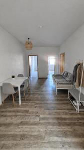 CrewNest Living Dachgeschoss Balkon WLAN saniert