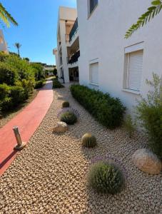 2 Bed Flat-Sleeps4-Pets-Pool-Parking-GolfClub