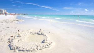 2BR Siesta Key Getaway Near Beach with Shared Pool!