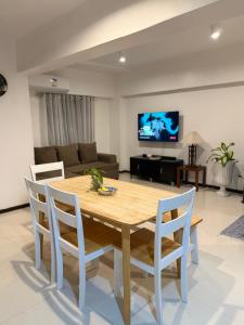 Mactan Airport Cozy Family Loft Condo by A&C