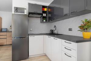 Przytulny Apartament z Parkingiem blisko Gór by Noclegi Renters
