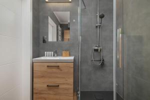 Przytulny Apartament z Parkingiem blisko Gór by Noclegi Renters