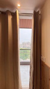 Romantic 1BHK Flat , Balcony View & Self CheckIn