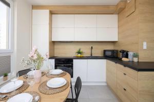 Comfortable Apartment with Air Conditioning and a Family Parking Space by Noclegi Renters