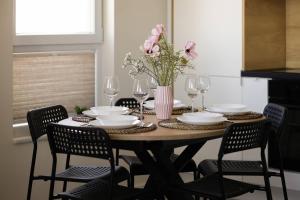 Comfortable Apartment with Air Conditioning and a Family Parking Space by Noclegi Renters