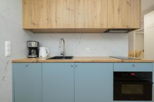 Stylish Apartment in the City Centre with Workspace Near the Harbour by Noclegi Renters