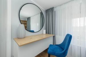 Stylish Apartment in the City Centre with Workspace Near the Harbour by Noclegi Renters