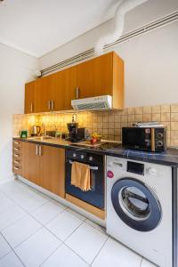 Central Thessaloniki Stylish 3BD Apt with Balcony