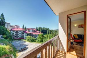Cozy Alpine Stay with Balcony & Forest Views by Flаt Mаnаgеr