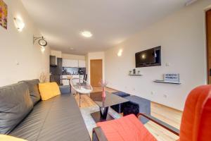 Cozy Alpine Stay with Balcony & Forest Views by Flаt Mаnаgеr