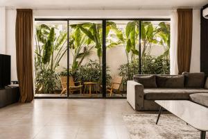 Stylish 3BR Pool WiFi 200