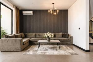 Stylish 3BR Pool WiFi 200