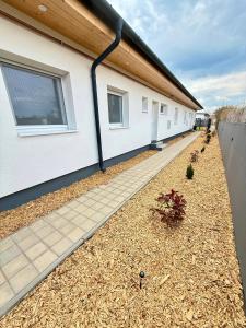 Local-Lux Garden Residence B- 2 Bedrooms-Terrace