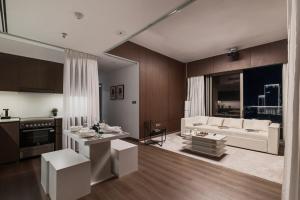 2BR Burj Khalifa with Fountain Views and Downtown Dubai