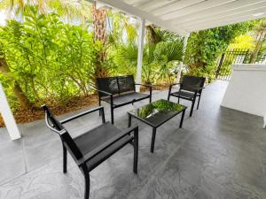 Beachside Studio w Pool Access Steps from the Shore