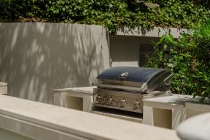 Villa Casa del Mar, by the beach, heated pool, Marbella