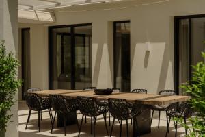 Villa Casa del Mar, by the beach, heated pool, Marbella