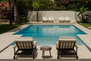 Villa Casa del Mar, by the beach, heated pool, Marbella
