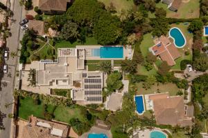 Villa Casa del Mar, by the beach, heated pool, Marbella