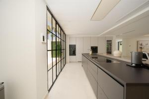Villa Casa del Mar, by the beach, heated pool, Marbella