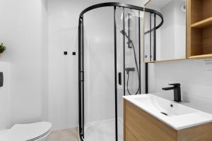Stylowe Studio z Balkonem Blisko Rynku by Noclegi Renters