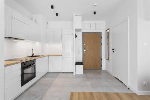 Stylowe Studio z Balkonem Blisko Rynku by Noclegi Renters