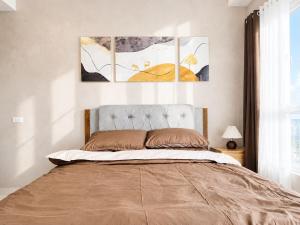 Cassies Cozy Warm Modern Studio
