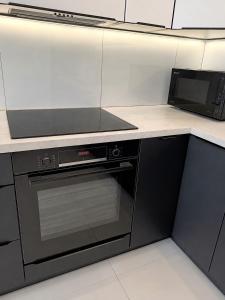 BOOK&RELAX Premium Apartment with private garden, parking, AC, close to City Centre&Park