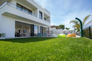 Modern masterpiece with Sea and Lake views !!!