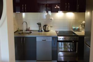 Modern 1-bedroom condo with free parking & fast WiFi