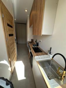 Rooms4Less Apartments