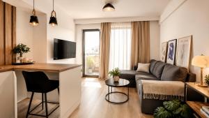 4 min Metro & Mall, Free Parking Garage, Center