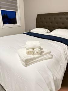 4-Bdrm Comfort with Fireplace mins from Downtown